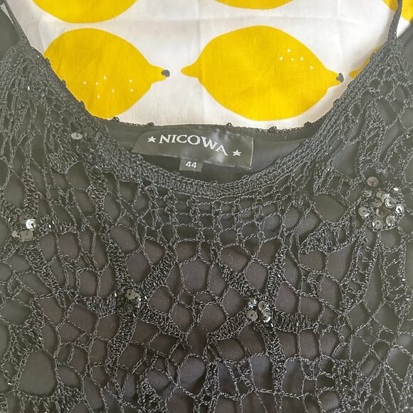 A black lace top - Picture 2 of 5